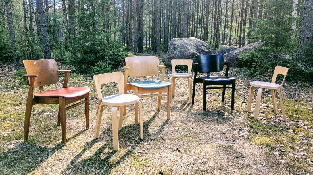 Kunnostettuja Artekin ja Domuksen tuoleja metsäaukealla
