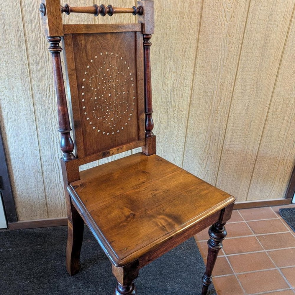 Vanha puutuoli kunnostuksen jälkeen, tasainen ja kiiltävä pinta