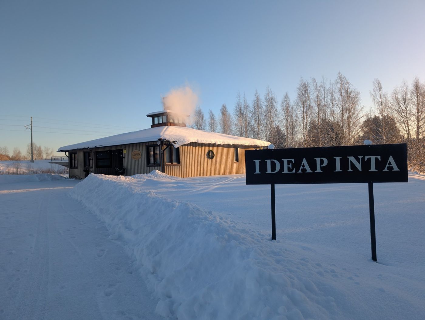 Ideapinnan verstas Sipoon Nikkilässä talvella, edessä Ideapinta-kyltti
